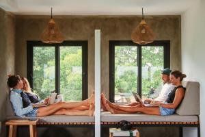SalinasWaves & Wifi - Coworking & Coliving Space in Popoyo的一群人坐在沙发上,手提电脑