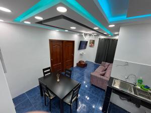 a living room with a table and a couch at Departamento Master - 4 minutos Consulado Americano - Guayaquil in Guayaquil +11 photos