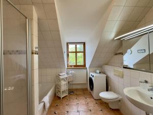 Koupelna v ubytování Gulfhof Butendiek - Groot Stuuv + 46 fotografií