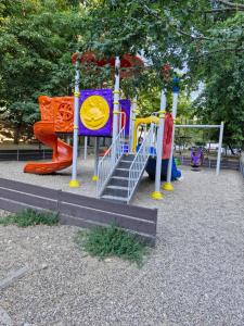 キシナウにあるDaciaの遊び場付き公園