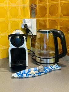 un mixeur assis sur un comptoir à côté d'un grille-pain dans l'établissement Charmant Studio en bord de Mer, à Nice 43 autres photos