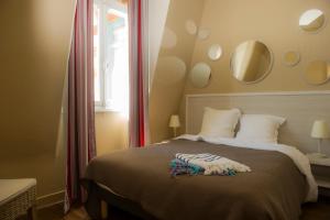 a bedroom with a bed with mirrors on the wall at Résidence de Tourisme Vacances Bleues Villa Regina in Arcachon