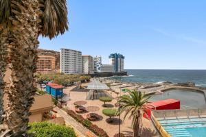 vista su un resort con piscina e oceano di Luxury Loft Mar y Sol 1 a Tacoronte