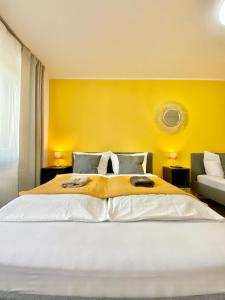 Giường trong phòng chung tại MiCasa OL - Modernes Apartment in City Bestlage - Küche - WLAN - Balkon - Fugenloses Bad