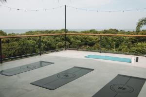 Waves & Wifi - Coworking & Coliving Space in Popoyo内部或周边的泳池