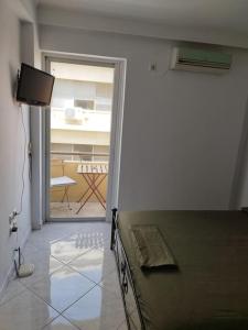 TV a/nebo společenská místnost v ubytování Small apartment in the heart of Piraeus! Notara 43