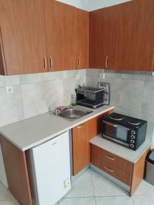 Kuchyň nebo kuchyňský kout v ubytování Small apartment in the heart of Piraeus! Notara 43