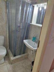 Koupelna v ubytování Small apartment in the heart of Piraeus! Notara 43