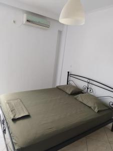 Postel nebo postele na pokoji v ubytování Small apartment in the heart of Piraeus! Notara 43