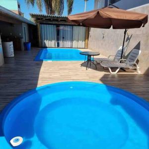 Πισίνα στο ή κοντά στο Casa da Piscina em Camboriú