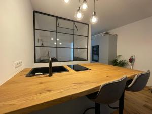 a kitchen with a wooden counter with a sink at zentrales Appartement zwischen Messe und Altstadt in Düsseldorf