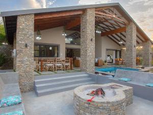 Πισίνα στο ή κοντά στο Edjami Lodge