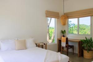 Waves & Wifi - Coworking & Coliving Space in Popoyo客房内的一张或多张床位