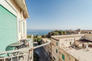 une vue sur l'océan depuis le balcon d'une maison dans l'établissement Casa Vacanze Solemare Sciacca, à Sciacca