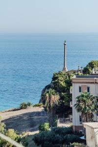 un phare sur une colline à côté de l'océan dans l'établissement Casa Vacanze Solemare Sciacca, à Sciacca