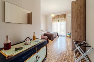 une chambre avec un lit et une table dans une pièce dans l'établissement Casa Vacanze Solemare Sciacca, à Sciacca