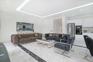 a living room with two couches and a table at Kemer Vıllas De LLuvia in Kemer