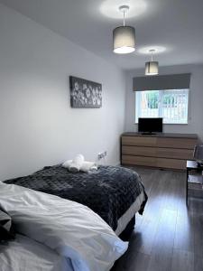Postel nebo postele na pokoji v ubytování Luxury Home in Luton - Near L&D Hospital - FREE Netflix & Wifi- FREE Parking + 12 fotografií