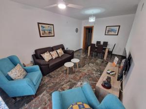 een woonkamer met een bank en een tafel bij Marfil 6 in Salobreña