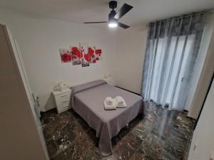 een slaapkamer met een bed en een plafondventilator bij Marfil 6 in Salobreña