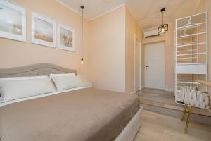 Postel nebo postele na pokoji v ubytování Visconti Palace by Rhospitality it