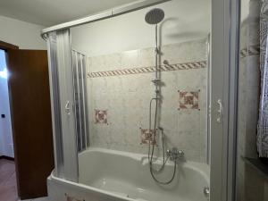 e bagno con vasca e doccia. di Lucky House a Borghetto di Vara Altre 17 foto