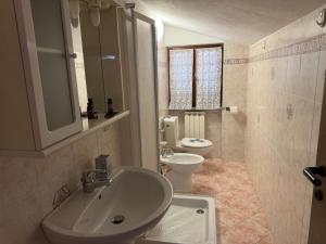 un bagno con lavandino e WC di Lucky House a Borghetto di Vara