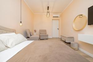 Postel nebo postele na pokoji v ubytování Visconti Palace by Rhospitality it