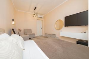 TV a/nebo společenská místnost v ubytování Visconti Palace by Rhospitality it