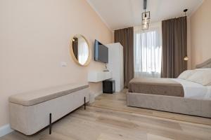 Postel nebo postele na pokoji v ubytování Visconti Palace by Rhospitality it