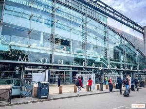 a group of people walking in front of a building at L'idéal à 2 pas de Paris et du métro dhhimmo in Vanves