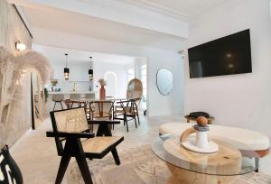 a living room with a table and chairs at Breathtaking house with patio in Roma Norte in Mexico City