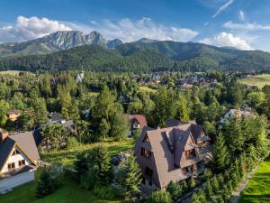 una vista aérea de una casa en las montañas en Szałas pod Szymoszkową, en Kościelisko