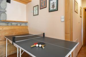 una mesa de ping pong con dos raquetas de tenis. en Szałas pod Szymoszkową, en Kościelisko