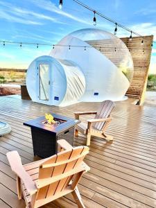 フレデリックスバーグにあるThe Bubble at the Retreatの木製デッキ(テントと椅子2脚付)