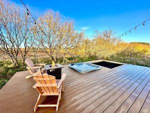 フレデリックスバーグにあるThe Bubble at the Retreatの木製デッキ(椅子2脚、ホットタブ付)
