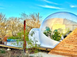 フレデリックスバーグにあるThe Bubble at the Retreatの屋根の上にガラスのドームがある円形の建物 +6枚の写真