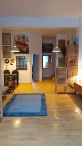 a living room with a blue rug on the floor at Taler's Place Auerbach - Self Check In in Auerbach
