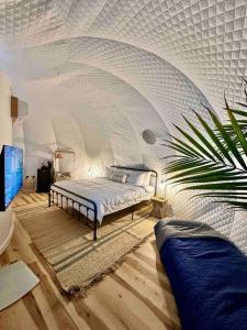 - une chambre avec un lit dans un mur blanc dans l'établissement Lyra at the Retreat, à Fredericksburg