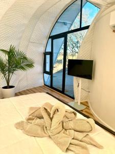 - une serviette sur un lit dans une chambre avec fenêtres dans l'établissement Lyra at the Retreat, à Fredericksburg 7 autres photos