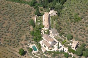 uma vista aérea de uma casa numa colina em Villa della Genga Country Houses em Poreta