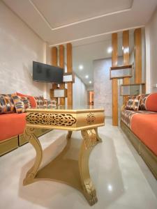 a living room with a couch and a table at appartement 1 chambre Centre ville in Agadir