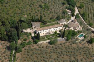 uma vista aérea de uma grande casa com um quintal em Villa della Genga Country Houses em Poreta
