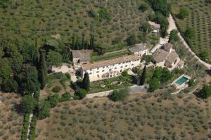 eine Luftansicht eines großen Hauses mit Hof in der Unterkunft Villa della Genga Country Houses in Poreta