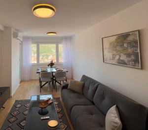 una sala de estar con un sofá y una mesa en Apartman Sedef, en Novi Pazar
