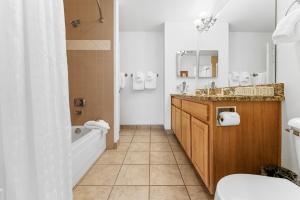 un baño con bañera y lavabo en Greens at Copper 317 by Summit County Mountain Retreats, en Copper Mountain 35 fotos más