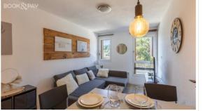 Una sala de estar con un sofá azul y una mesa. en STUDIO COSY ISARD P2000, en Bolquere Pyrenees 2000