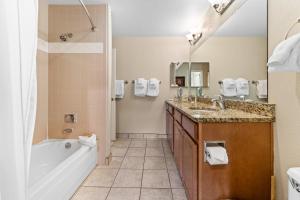 un baño con bañera y lavabo en Greens at Copper 219 by Summit County Mountain Retreats, en Copper Mountain 33 fotos más