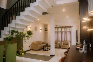 MadapataDev Holiday Bungalow的房子里有螺旋楼梯的客厅