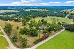 Una vista aérea de un parque con árboles y una carretera. en Little Haus on the Farm with a Hot Tub, en Fredericksburg